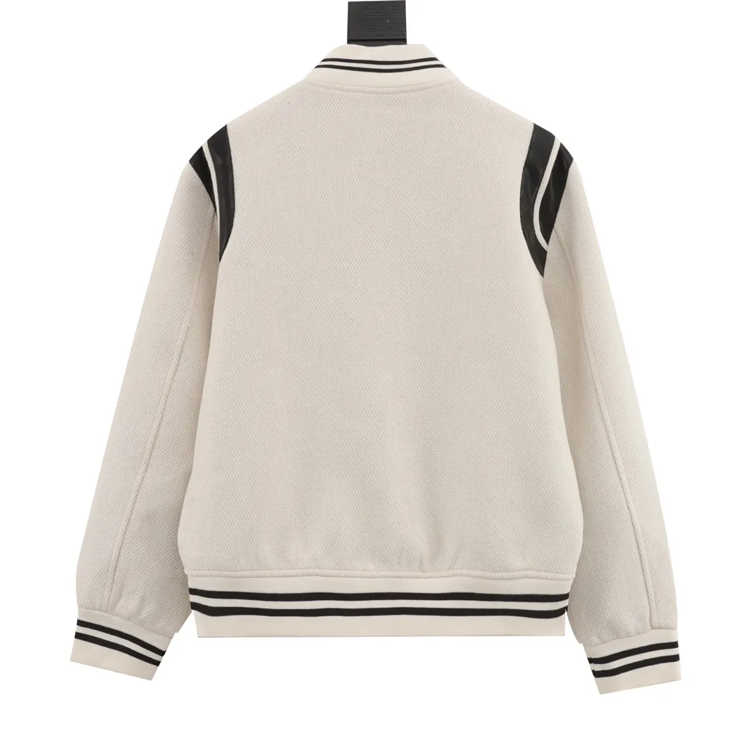 P710 Saint Laurent Paris/Saint Laurent Leather White Baseball Collar Jacket Note: The white baseball jacket cannot be washed. Black genuine leather will stain when exposed to water. Dry clean only! ! ! ! SLP's latest color matching off-white spliced ​​baseball jacket, baseball jacket, channel boutique, the most popular baseball jacket for trendy men and trendy women, available in all levels of the market (you must compare the details), the most powerful quality control, 7 years of production and research on baseball uniforms, exquisite details. With it, you are the most beautiful boy in the world. The paint-coated full-face four-button buckle (button with LOGO), the average weight of the fabric is nearly 900 grams, and it is made of wool + eyeliner blended, custom-woven and dyed wool with high color fastness. The lining is made of silky and delicate cupro fiber material. The lining pocket only has buttons on the right side! Size: 46*48*50*52